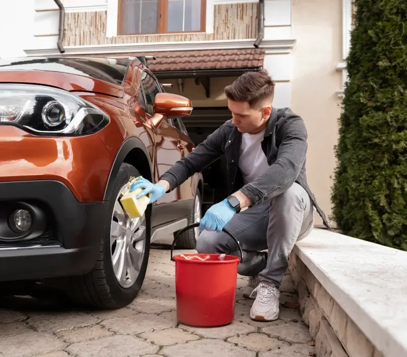 Lavage auto à domicile Palladuc : professionnel intervenant sur un véhicule